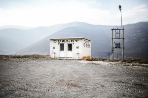 kosovo balkans stefano majno tualet loneliness.jpg